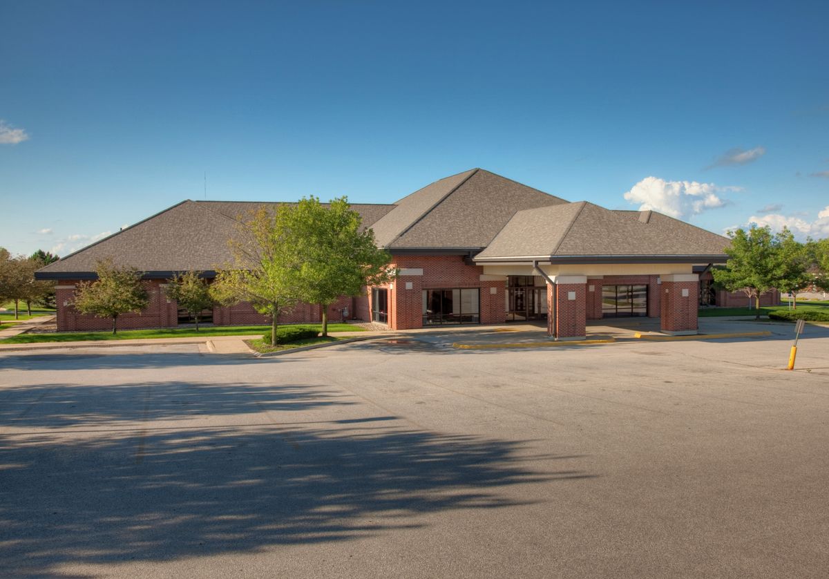 External view of Mercy Care clinic in Hiawatha, Iowa, in which Blairs Ferry Family Pharmacy is located